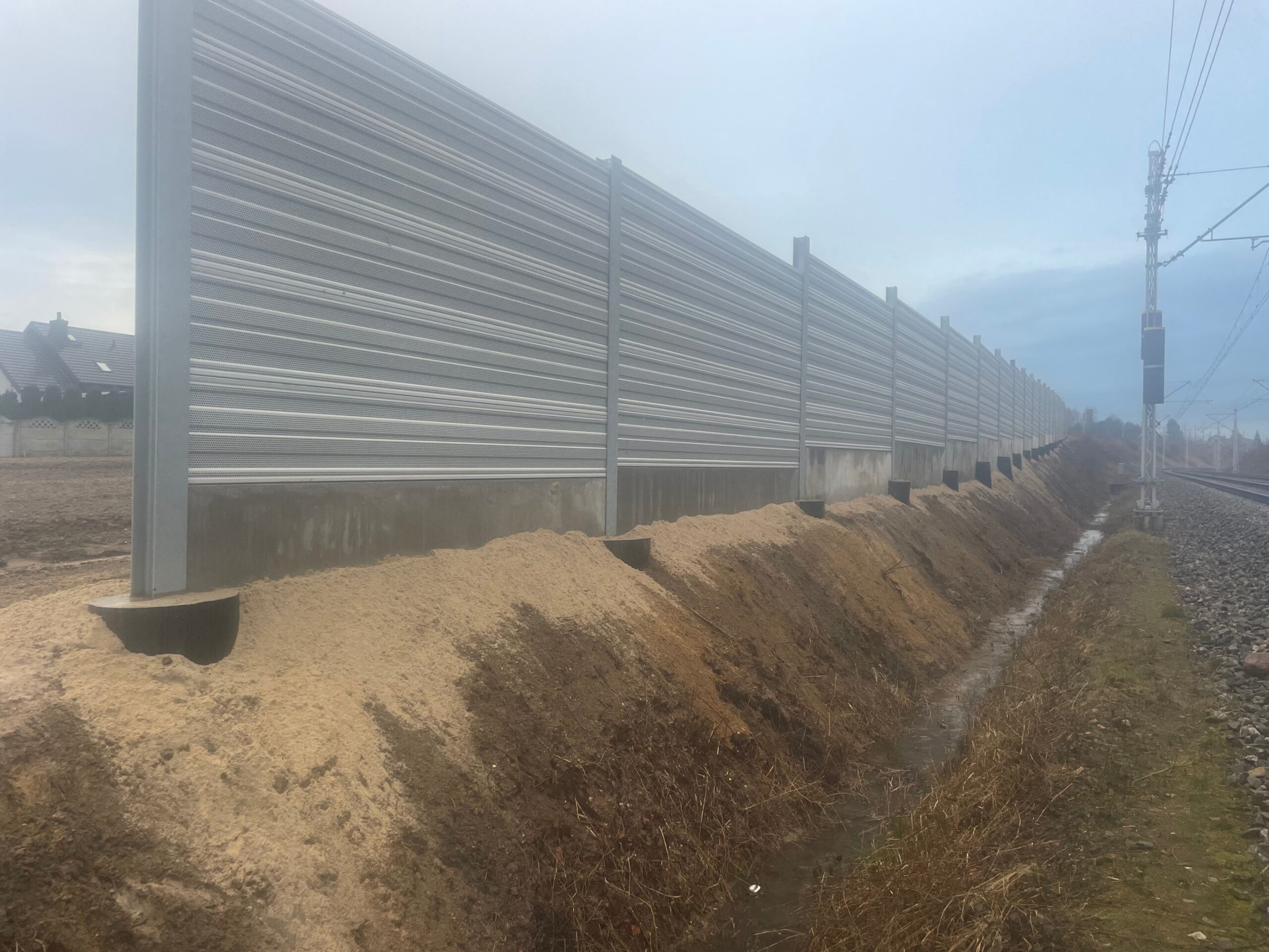 ekrany akustyczne, ekrany dźwiękochłonne, panele akustyczne, kolej, infrastruktura kolejowa